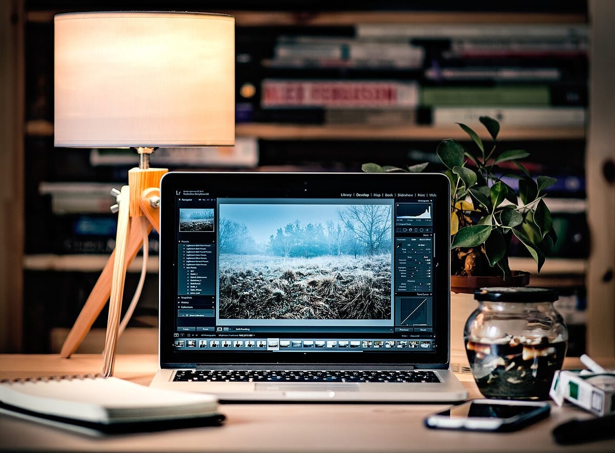 Laptop na biurku — ilustracja tematu bezpieczeństwa w sieci
