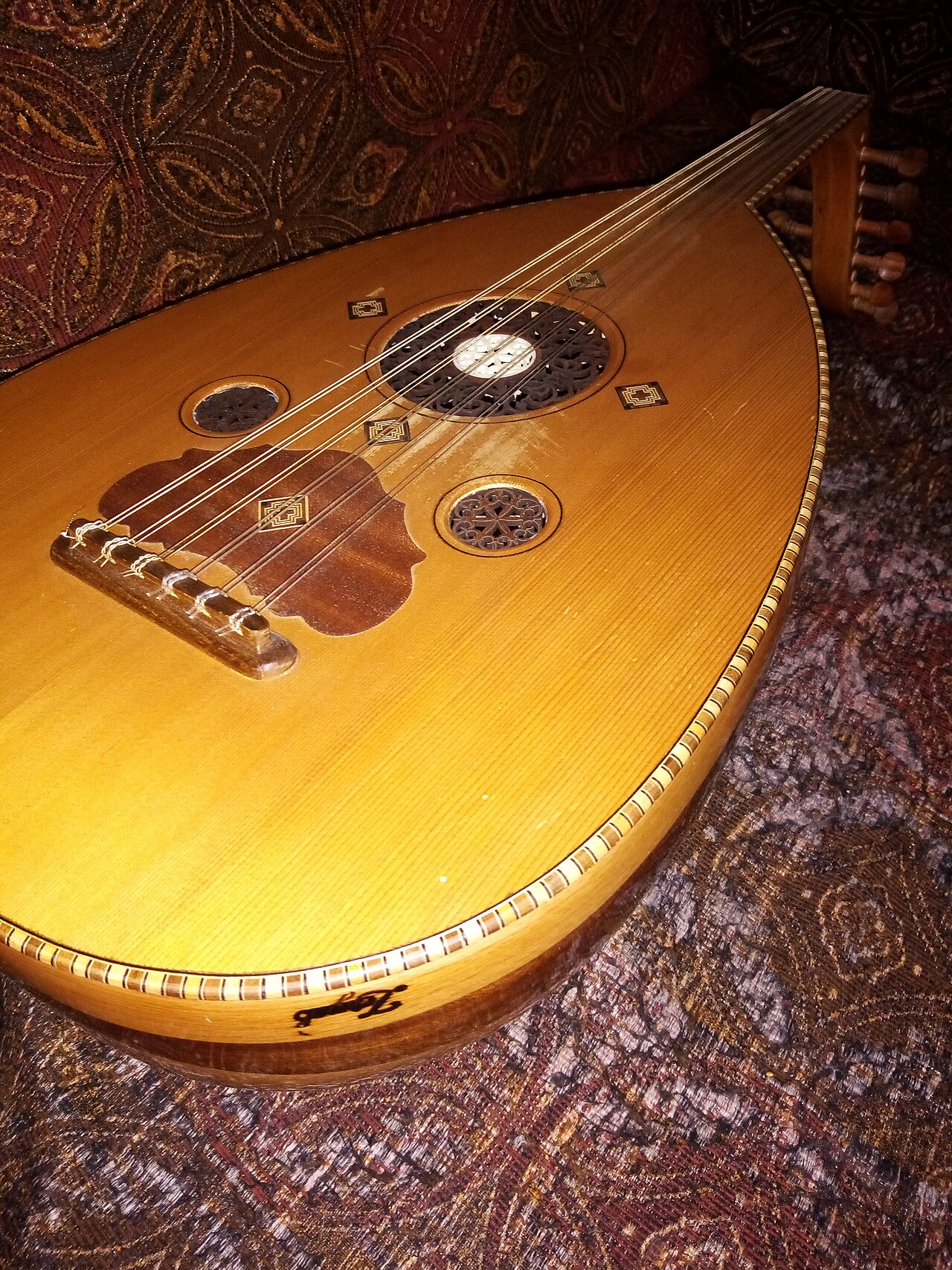 Oud, tradycyjny instrument strunowy; zdjęcie poglądowe z 2022 roku, nie przedstawia instrumentu wykonawców cyklu Smak Arbuza.