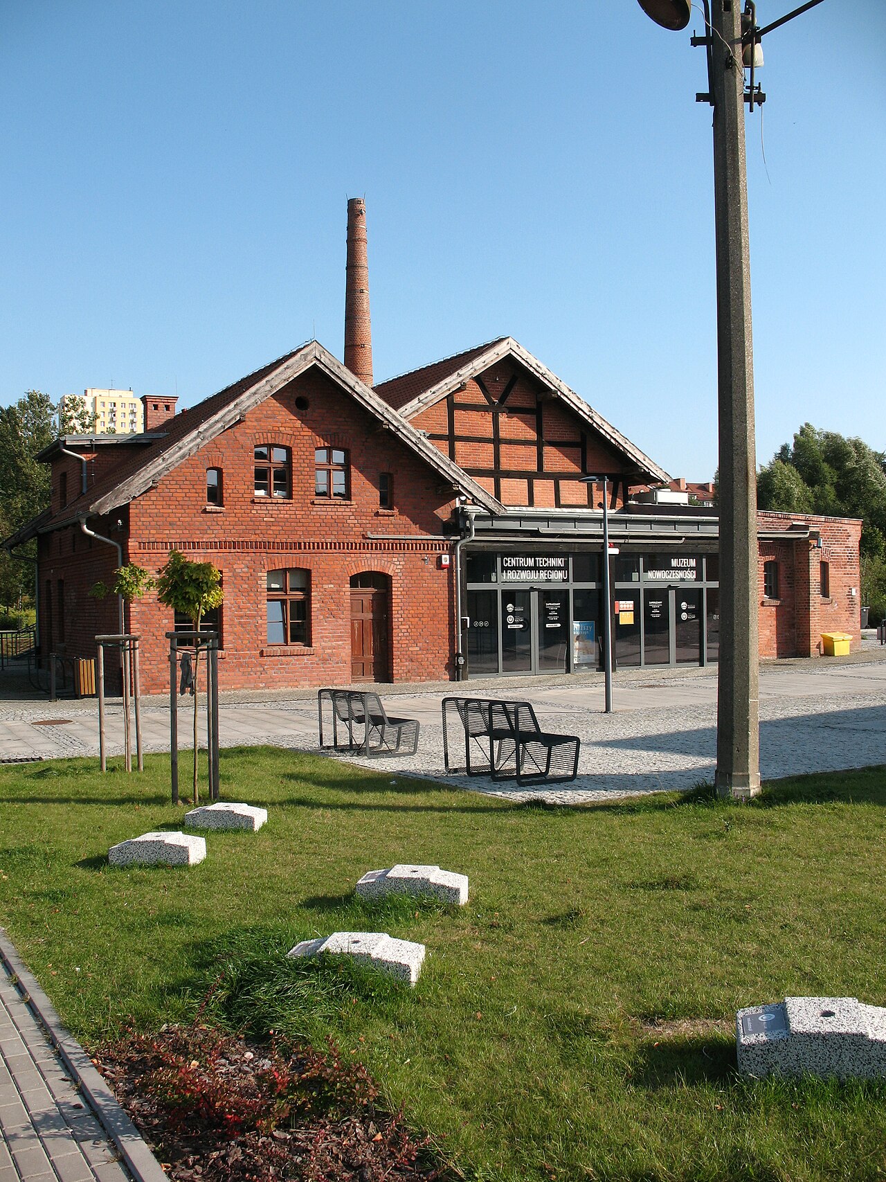 Muzeum Nowoczesności w Olsztynie, elewacja zachodnia dawnego tartaku. Archiwalne zdjęcie z 2020 roku miejsca rozpoczęcia spaceru.