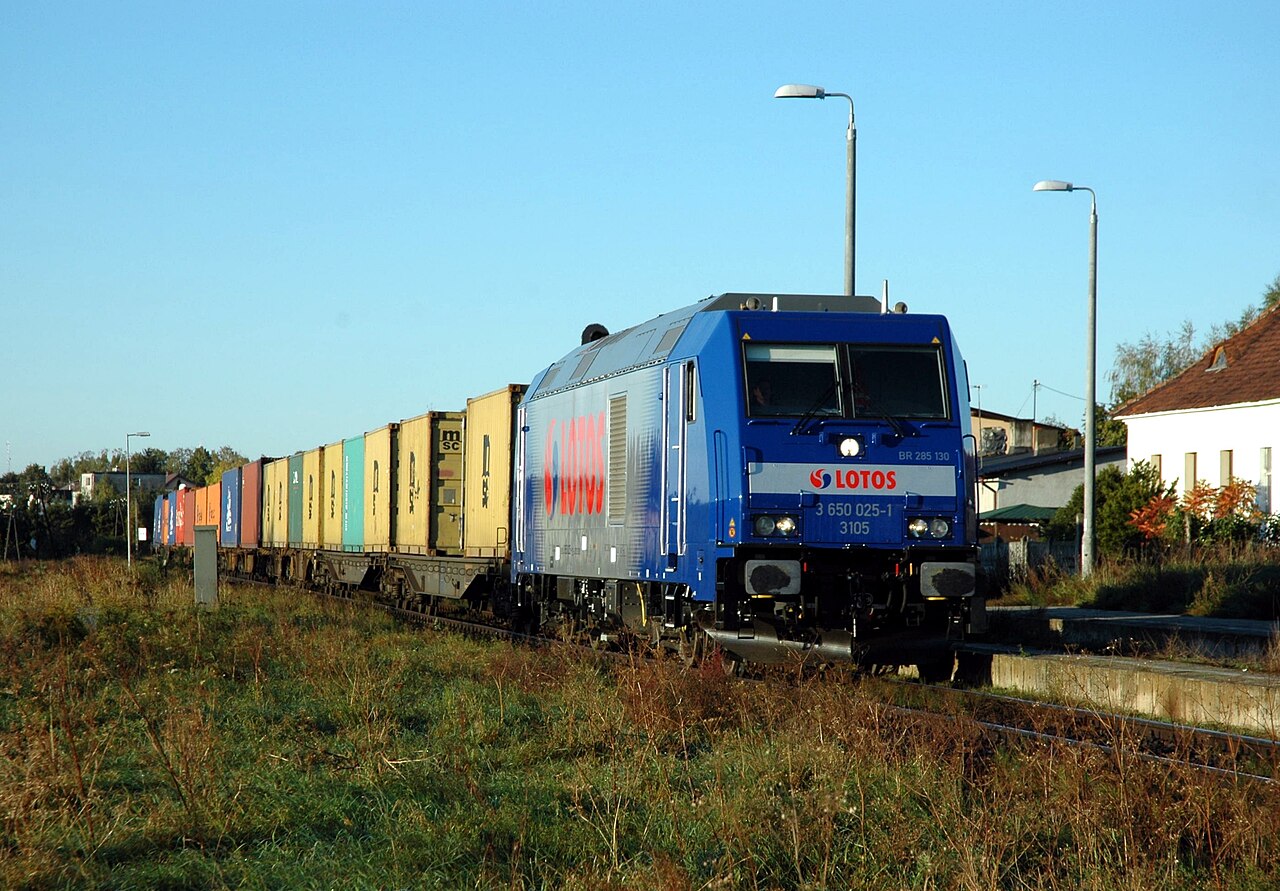 Lokomotywa BR285 130 LOTOS Kolej ze składem kontenerowym PCC Intermodal relacji Sławków Euroterminal – Gdynia Port Centralny na stacji Żukowo Wschodnie, 13 października 2011 r.